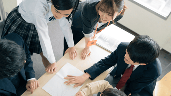 IT分野の進学を考えている高校生たちの姿。