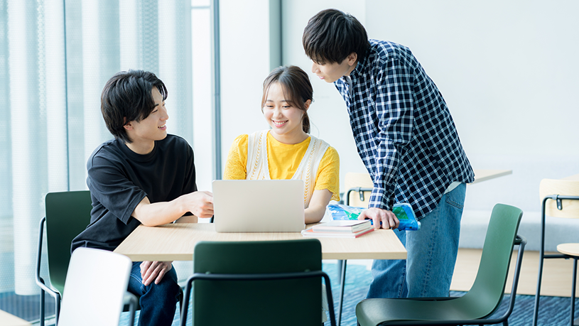 IT分野の専門学校で学ぶ学生たちのイメージ。