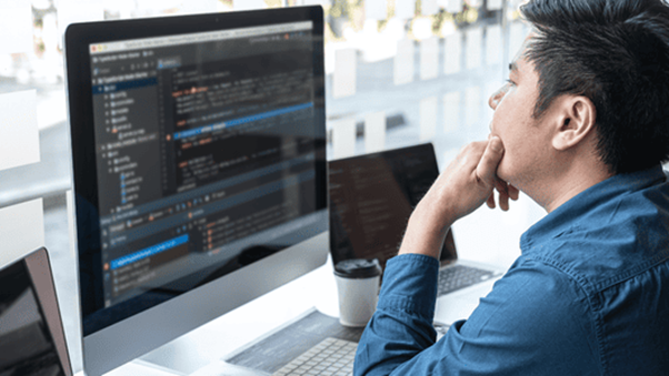 ITエンジニアがPCで作業をしている様子。