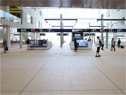 路面電車のホームから”一番左”のAホームへ進む