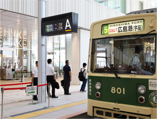 路面電車に乗車どの電車も全てJOHOに向かいます